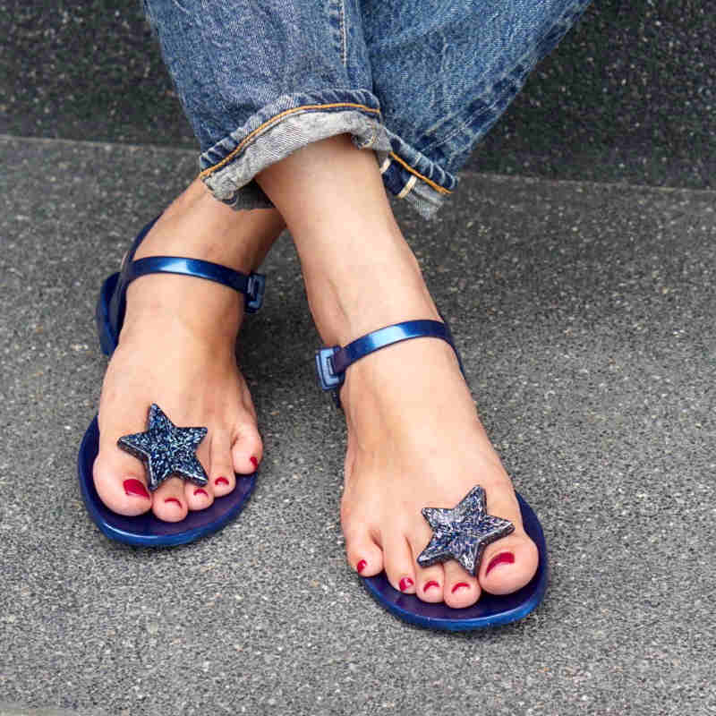 Sandali infradito Zhoelala Milano Stars con stella glitterata blu multicolore indossato